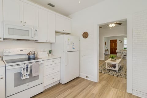 Kitchen or kitchenette, Dining area, minibar, oven, stove