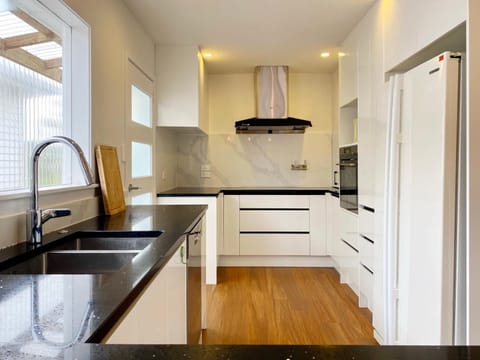 Browns Bay Spacious Retreat- near Beach & Shopping House in Auckland