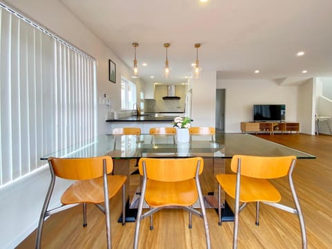 Browns Bay Spacious Retreat- near Beach & Shopping House in Auckland