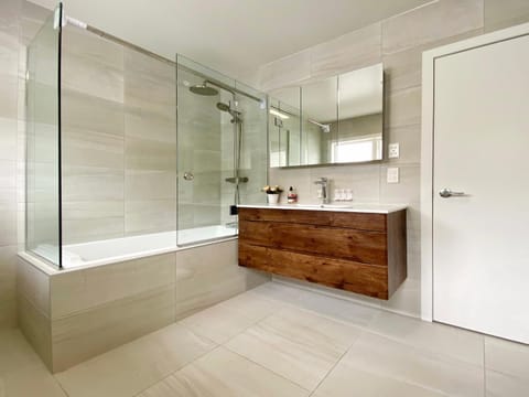 Browns Bay Spacious Retreat- near Beach & Shopping House in Auckland