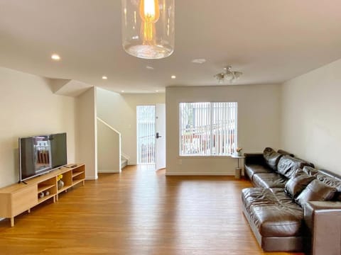 Browns Bay Spacious Retreat- near Beach & Shopping House in Auckland