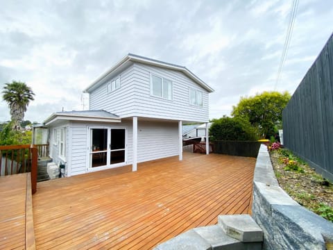 Browns Bay Spacious Retreat- near Beach & Shopping House in Auckland
