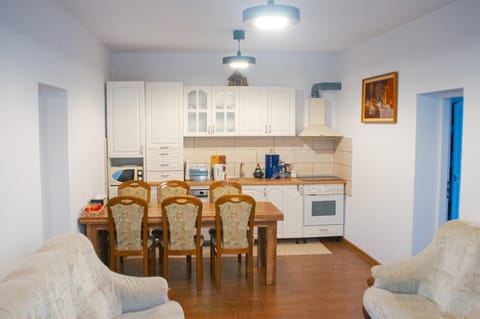 Communal lounge/ TV room, TV and multimedia, Kitchen or kitchenette, Living room, Seating area, Dining area, dishwasher, minibar, pet friendly, stove
