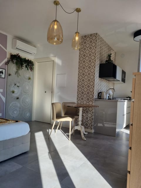 Kitchen or kitchenette, Living room, Dining area, minibar, air conditioner