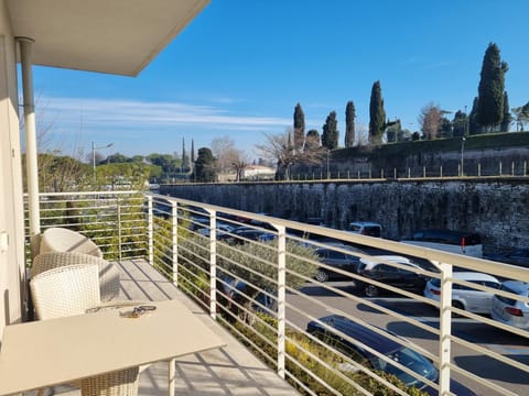 Day, View (from property/room), Balcony/Terrace, Dining area, Parking