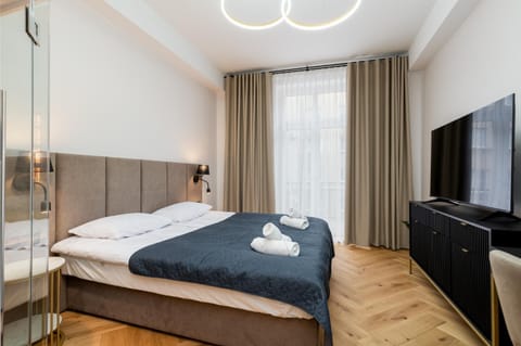 Bed, TV and multimedia, Bedroom