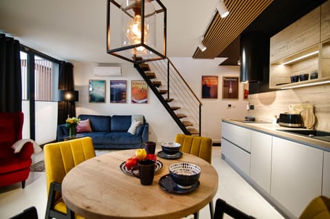 Kitchen or kitchenette, Living room, Food and drinks, Seating area, Dining area, Food, minibar, pet friendly, stove