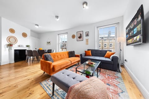 Communal lounge/ TV room, TV and multimedia, Living room, Seating area, Dining area