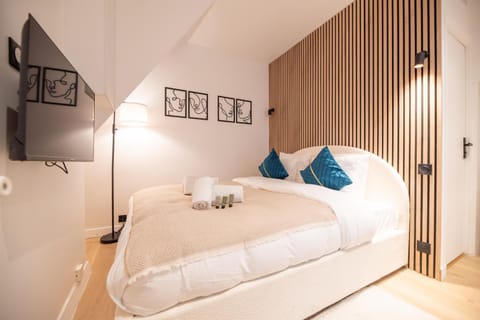 Bed, TV and multimedia, Bedroom