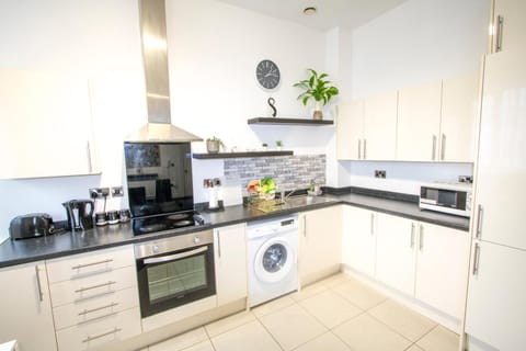 Ideal for groups - 2 Bedroom Apartment - Free Parking, Transit links, Close to Stadiums Apartment in Salford