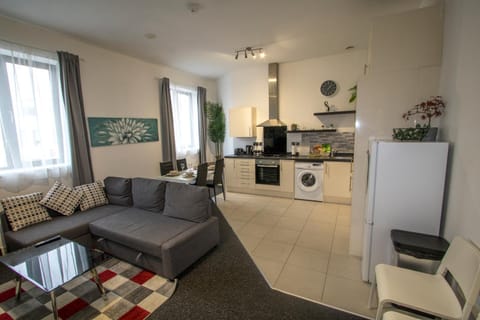 Ideal for groups - 2 Bedroom Apartment - Free Parking, Transit links, Close to Stadiums Apartment in Salford