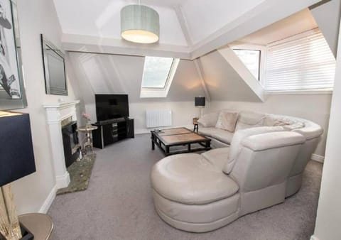 Communal lounge/ TV room, Activities, TV and multimedia, Living room, Seating area