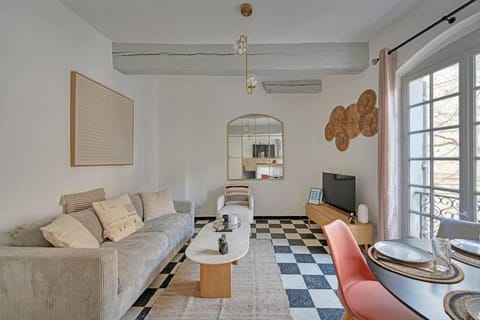 TV and multimedia, Living room, Seating area, Dining area, air conditioner