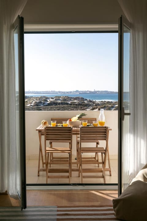 Natural landscape, View (from property/room), Balcony/Terrace, Balcony/Terrace, Living room, Food and drinks, Dining area, Sea view