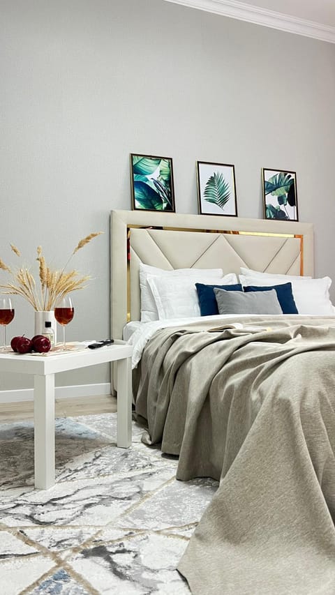 Bed, Photo of the whole room, Seating area, Bedroom