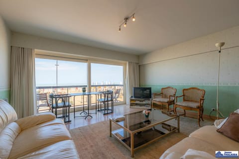 Astoria Palace 0101 - 2 bedrooms 5p - centrally located on the promenade sea view Apartment in De Panne