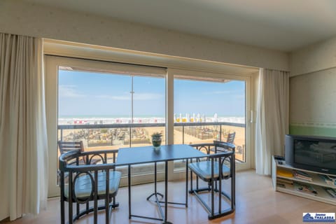 Astoria Palace 0101 - 2 bedrooms 5p - centrally located on the promenade sea view Apartment in De Panne