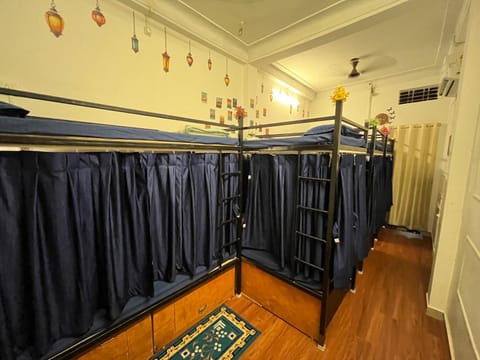 bunk bed, air conditioner