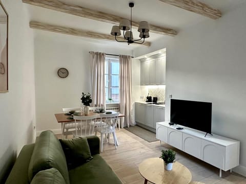 Communal lounge/ TV room, TV and multimedia, Living room, Seating area, Evening entertainment
