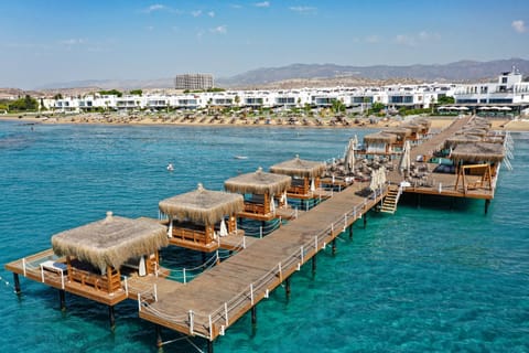 Restaurant/places to eat, Day, Natural landscape, Activities, Beach, On site, Mountain view, Sea view, sunbed