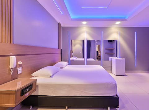 Bed, TV and multimedia, Photo of the whole room, minibar