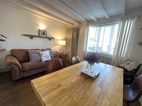 Delightful Cockle Cottage House in Flamborough