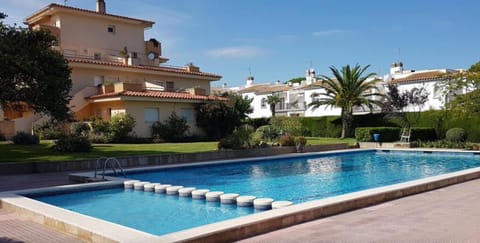 Property building, Day, BBQ facilities, Beach, Tennis court, Windsurfing, Garden view, Garden view, Pool view, Pool view, Sea view, Area and facilities, Swimming pool, Parking, dishwasher, flat iron, internet, internet, stove, sunbed
