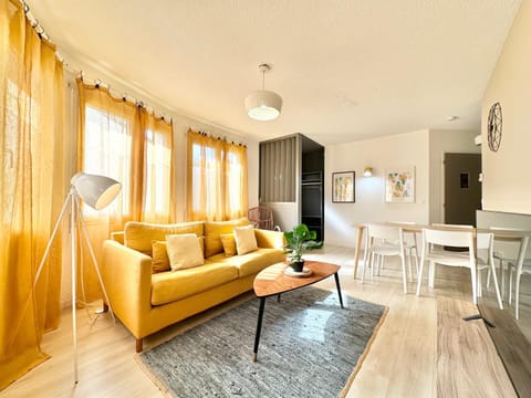 Facade/entrance, TV and multimedia, Living room, Seating area, Dining area