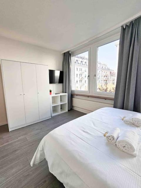 Bed, TV and multimedia, Bedroom, wardrobe