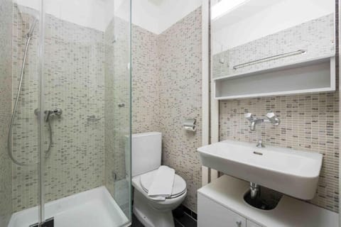 Shower, Toilet, Bathroom, towels