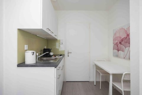Kitchen or kitchenette, Dining area, stove