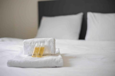 Bed, Bedroom, towels