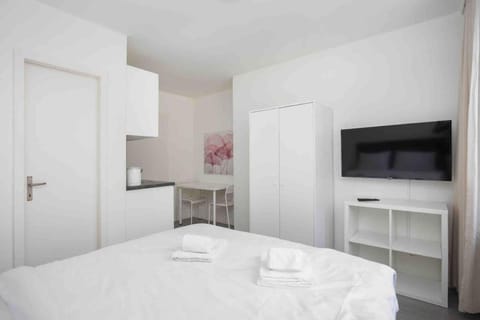 Bed, TV and multimedia, Photo of the whole room, Bedroom, towels, wardrobe