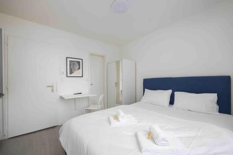 Bed, Bedroom, towels, wardrobe