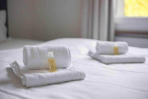 Bed, Bedroom, towels