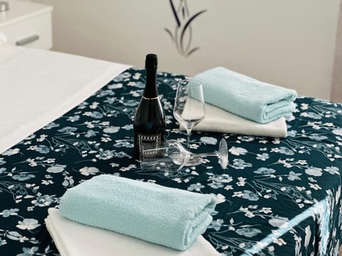 Bed, Bedroom, Drinks, towels