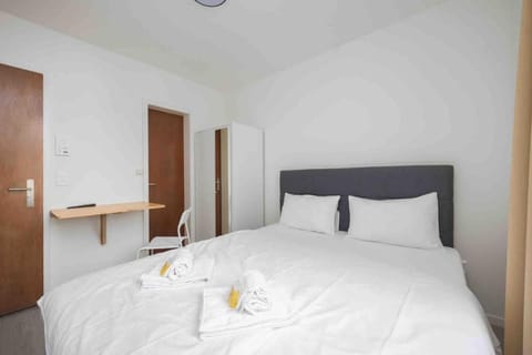 Bed, Bedroom, towels, wardrobe