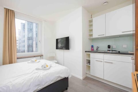 Bed, TV and multimedia, Kitchen or kitchenette, stove, towels