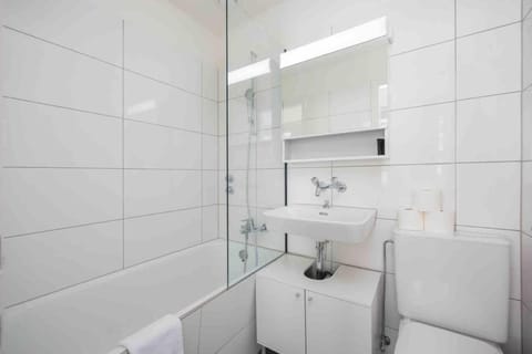 Shower, Toilet, Bathroom, Bath, towels