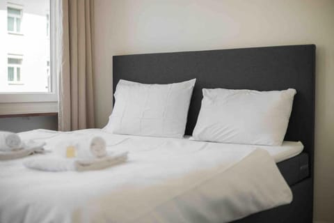 Bed, Bedroom, towels