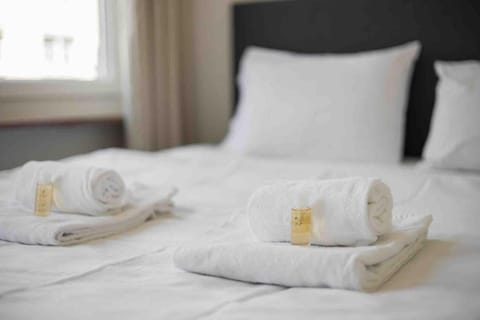 Bed, Bedroom, towels