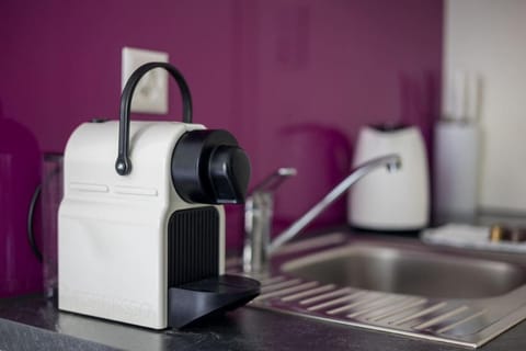 Coffee/tea facilities, Kitchen or kitchenette, stove