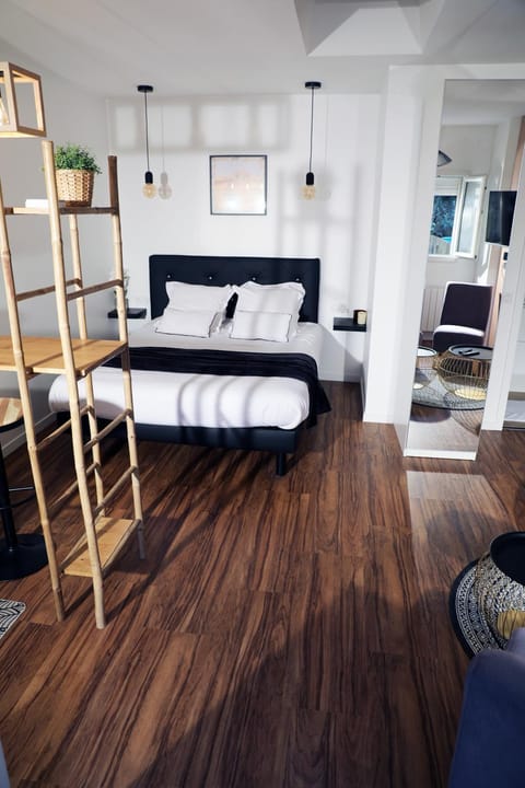 Bed, Living room, Photo of the whole room, Seating area, Bedroom, towels
