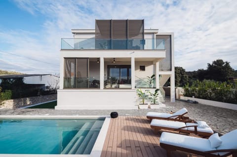 Property building, Day, Natural landscape, Garden, Balcony/Terrace, Garden view, Pool view, Swimming pool, sunbed