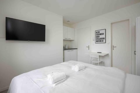 Urban Oasis with Queen Bed and View BE-42 Apartment in Zurich City