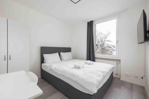 Urban Oasis with Queen Bed and View BE-42 Apartment in Zurich City