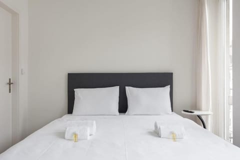 Urban Oasis with Queen Bed and View BE-34 Apartment in Zurich City