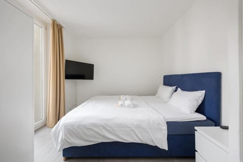 Urban Oasis with Queen Bed and View BE-39 Apartment in Zurich City