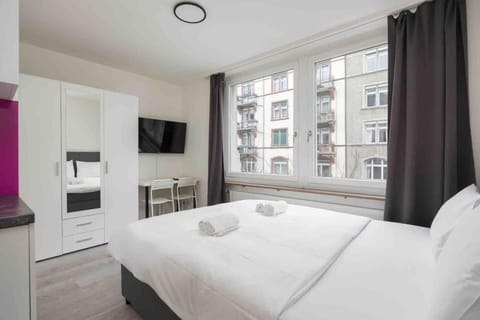 Urban Oasis with Queen Bed and View BE-28 Apartment in Zurich City