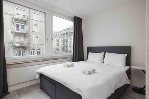 Urban Oasis with Queen Bed and View BE-28 Apartment in Zurich City